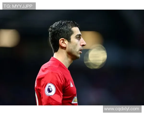 暗色头像下的足球明星女孩展现不一样的青春风采与梦想追逐